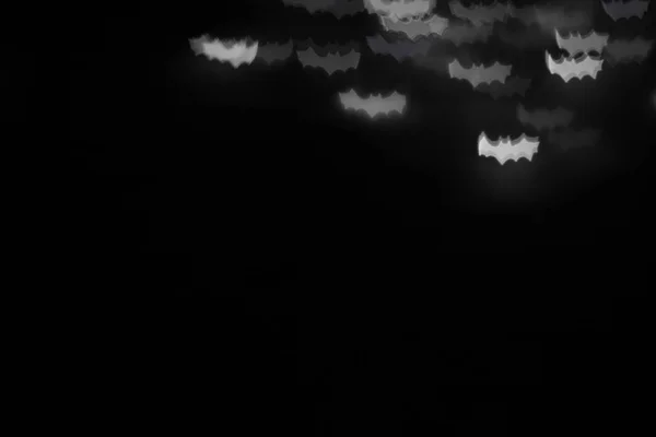 脱焦的白色蝙蝠剪影鬼在黑色的万圣节背景 复制空间 装饰和派对概念 — 图库照片
