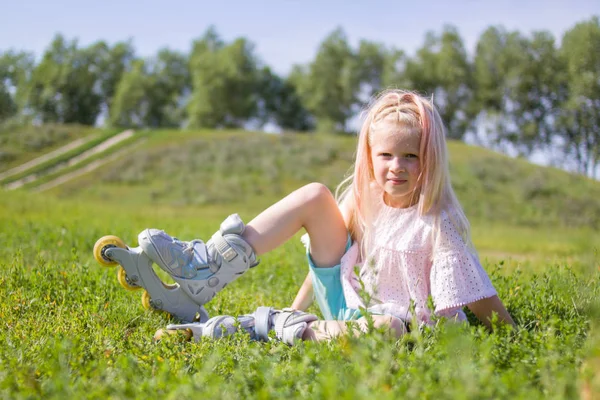 Rozrywka Dzieciństwo Gry Świeżym Powietrzu Sport Cute Little Blond Dziewczyna — Zdjęcie stockowe