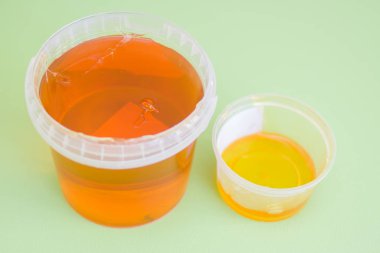 epilasyon ve güzellik kavramı - büyük ve küçük kavanoz şeker yapıştırın veya balmumu tatlım saç kaldırmak için