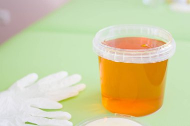 epilasyon ve güzellik kavramı - şeker yapıştırın veya saç beyaz eldivenlerle kaldırma için bal balmumu. boşaltmak