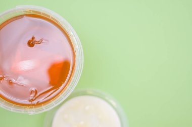 epilasyon ve güzellik kavramı - Yapıştır şeker veya bal saç kaldırılması, en iyi görünüm için balmumu. boşaltmak