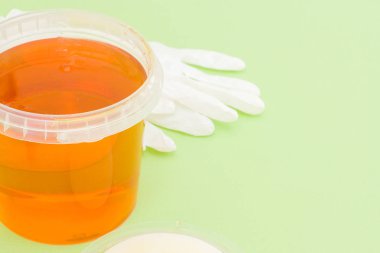 epilasyon ve güzellik kavramı - şeker yapıştırın veya saç beyaz eldivenlerle kaldırma için bal balmumu. boşaltmak