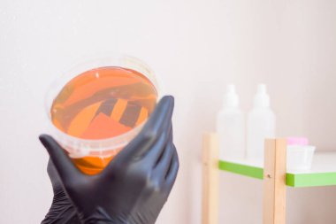 epilasyon ve güzellik kavramı - kavanoz şeker Yapıştır ile veya balmumu tatlım saç Güzellik uzmanı kaldırma için siyah eldiven eller