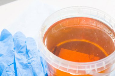 epilasyon ve güzellik kavramı - şeker yapıştırın veya bal ile mavi eldiven kaldırma saç için balmumu.