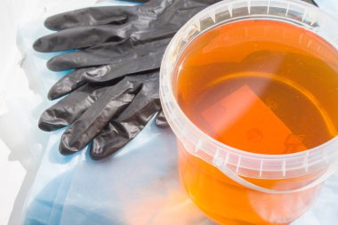 epilasyon ve güzellik kavramı - şeker yapıştırın veya bal ile siyah eldiven kaldırma saç için balmumu.