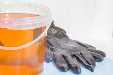 epilasyon ve güzellik kavramı - şeker yapıştırın veya bal ile siyah eldiven kaldırma saç için balmumu.