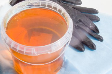 epilasyon ve güzellik kavramı - şeker yapıştırın veya bal ile siyah eldiven kaldırma saç için balmumu.