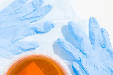 epilasyon ve güzellik kavramı - şeker yapıştırın veya bal ile mavi eldiven kaldırma saç için balmumu. üstten görünüm