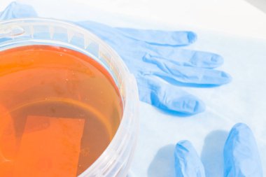 epilasyon ve güzellik kavramı - şeker yapıştırın veya bal ile mavi eldiven kaldırma saç için balmumu. üstten görünüm