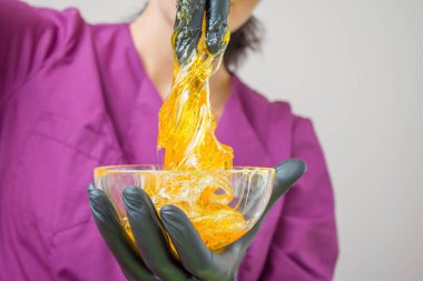 epilasyon ve güzellik kavramı - şeker yapıştırın veya saç Güzellik uzmanı spa salonda siyah eldiven El ile kaldırma için bal balmumu