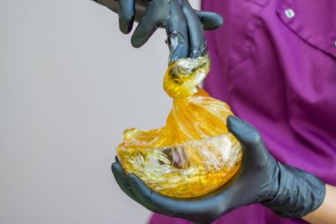 epilasyon ve güzellik kavramı - şeker yapıştırın veya saç Güzellik uzmanı spa salonda siyah eldiven El ile kaldırma için bal balmumu