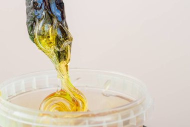 epilasyon ve güzellik kavramı - şeker yapıştırın veya saç Güzellik uzmanı spa salonda siyah eldiven El ile kaldırma için bal balmumu