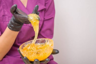 epilasyon ve güzellik kavramı - şeker yapıştırın veya saç Güzellik uzmanı spa salonda siyah eldiven El ile kaldırma için bal balmumu
