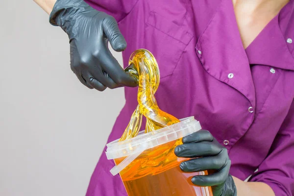 epilasyon ve güzellik kavramı - şeker yapıştırın veya saç Güzellik uzmanı spa salonda siyah eldiven El ile kaldırma için bal balmumu