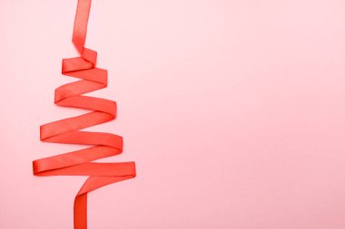 tatil, kış ve kutlama kavramı - Noel ve yeni yıl ağacı kırmızı şerit pembe arka plan boş alan için metin üzerinde yapılan