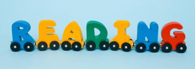 Kelime okuma harfler tren alfabesi yaptı. Kırmızı sarı yeşil ve beyaz zemin üzerine mavi parlak renkler. Erken çocukluk gelişimi, okumayı öğrenme ve çocukların kavramı oyun.