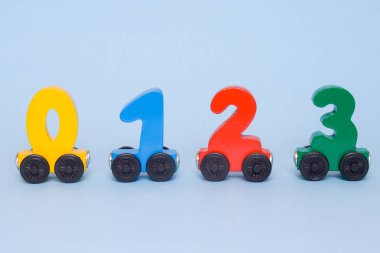 ahşap numaraları 0,1,2,3 harfler arabalar alfabe tren. Kırmızı sarı beyaz zemin üzerine yeşil parlak renkler. Erken matematik eğitimi, saymak, okul öncesi öğrenme ve çocukların oyun kavramını.