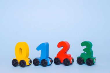 ahşap numaraları 0,1,2,3 harfler arabalar alfabe tren. Kırmızı sarı beyaz zemin üzerine yeşil parlak renkler. Erken matematik eğitimi, saymak, okul öncesi öğrenme ve çocukların oyun kavramını. boşaltmak