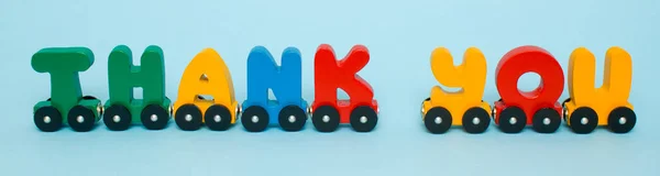 Kelime teşekkür mektupları tren alfabesi yaptı. Kırmızı sarı yeşil ve beyaz zemin üzerine mavi parlak renkler. Erken çocukluk gelişimi, okumayı öğrenme ve çocukların kavramı oyun.