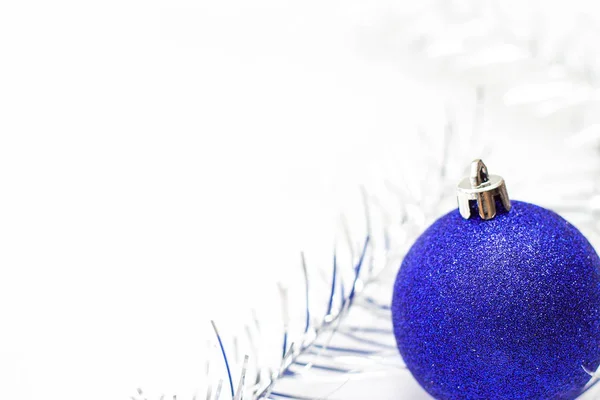 Праздники Зимняя Праздничная Концепция Рождественская Новогодняя Открытка Голубым Мячом Серебряной — стоковое фото