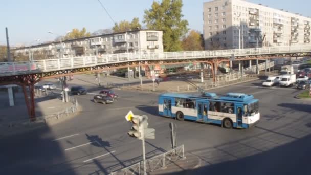俄罗斯 圣彼得堡 2018年10月18日 无轨电车在秋天阳光明媚的日子穿过城市大十字路口 使用交通灯和交通查看交通 — 图库视频影像