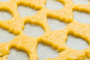 Çocuklar, topu, köknar ağacı yakın çekim şeklinde gingerbread yapmak için çiğ hamur Noel kurabiyeleri için arka plan yaptı. Yeni yıl tedavi. Ev yapımı ekmek, xmas tatlı, kış tatil kavramı.