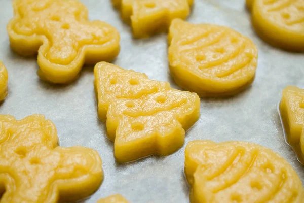 Biscoitos Natal Para Crianças Fazendo Pão Gengibre Forma Bola Abeto — Fotografia de Stock