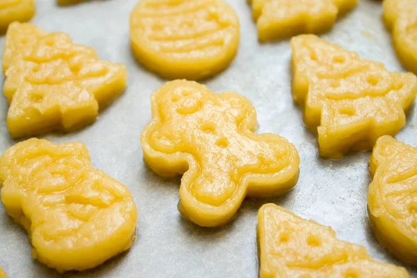 Biscoitos Natal Para Crianças Fazendo Pão Gengibre Forma Bola Abeto — Fotografia de Stock