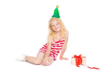 tatil, kış ve kutlama kavramı-Noel ve yeni yıl kartı ile kırmızı ve beyaz karnaval sevimli küçük sarışın kız elbise ve yeşil çam ağacı şapka üzerinde beyaz izole hediye kutusu ile kılık