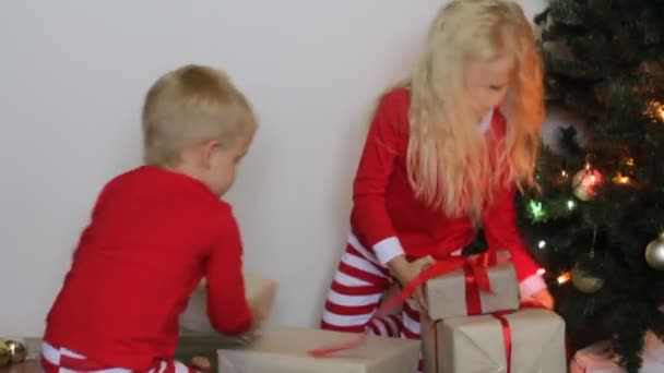 Jul Och Nyårs Presenter Liten Blond Flicka Och Pojke Röda — Stockvideo