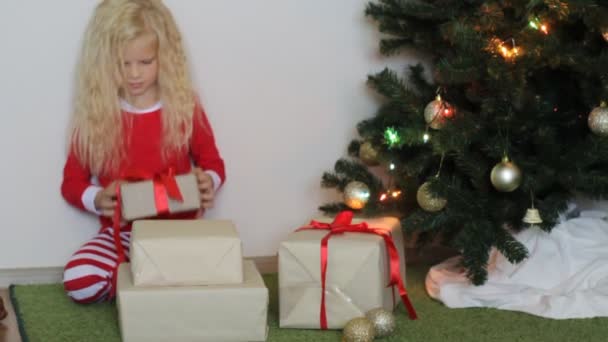 Cadeaux Noël Nouvel Petite Fille Blonde Garçon Pyjama Rouge Jouent — Video