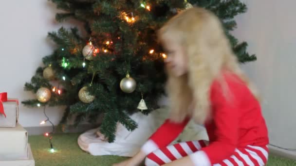 Подарки Рождество Новый Год Маленькая Блондинка Мальчик Красной Пижаме Играют — стоковое видео