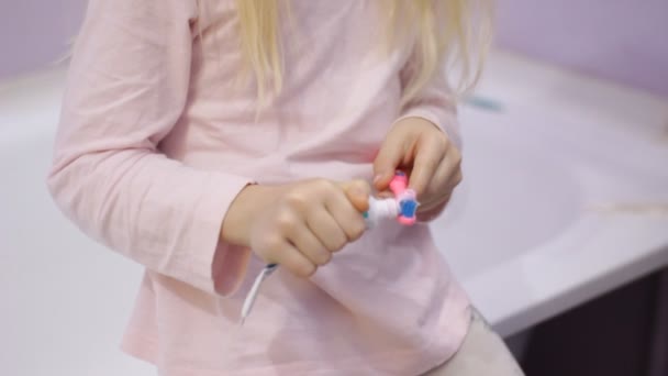 Gelukkig Blond Kind Kid Meisje Lachen Tanden Poetsen Met Tandpasta — Stockvideo