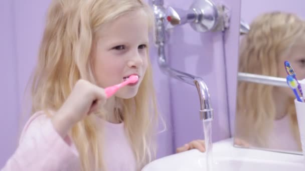 Menina Criança Criança Loira Feliz Rindo Escovando Dentes Com Pasta — Vídeo de Stock