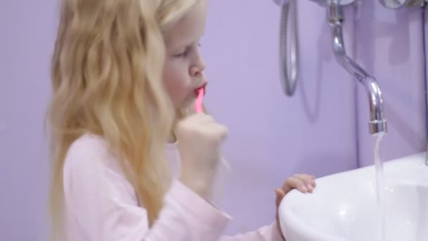 Menina Criança Criança Loira Feliz Rindo Escovando Dentes Com Pasta — Vídeo de Stock