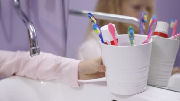 Feliz Niña Rubia Niño Riéndose Cepillándose Los Dientes Con Pasta — Vídeos de Stock