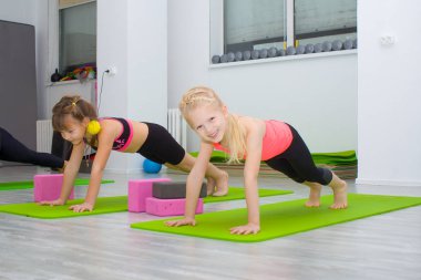 St-Petersburg, Rusya, 6.11.2018: Grup kız çocuk spor salonunda fitness egzersizleri birlikte - jimnastik, stretching, yoga kavramı yapıyor
