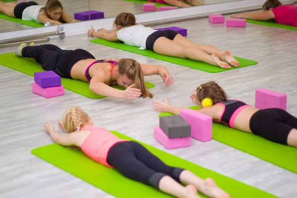 St-Petersburg, Rusya, 6.11.2018: Grup kız çocuk spor salonunda fitness egzersizleri birlikte - jimnastik, stretching, yoga kavramı yapıyor