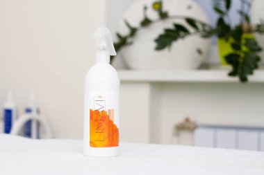 St.Petersburg, Rusya Federasyonu, 6 Aralık 2018: epilasyon ve güzellik kavramı - şeker yapıştırın veya balmumu saç kaldırmak için depilatory Aravia tatlım