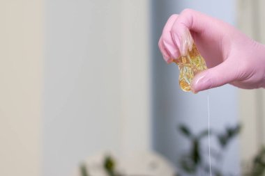 epilasyon ve güzellik kavramı - şeker yapıştırın veya saç Güzellik uzmanı spa salonda pembe eldiven El ile kaldırma için bal balmumu