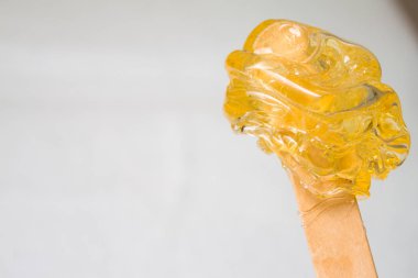 tüy dökümü ve güzellik konsepti - şeker yapıştırıcı veya balmumu saç için bal ahşap spatula çubuklarıyla kaldırma