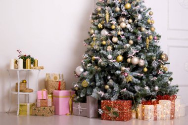 tatil, kış ve kutlama kavramı - Noel ağacı ve hediye hediye kutuları ile yeni yıl kompozisyon