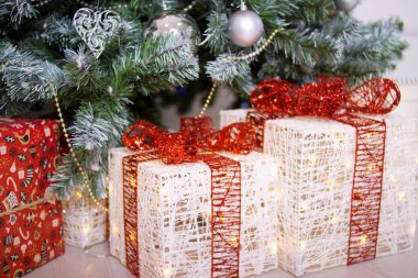 tatil, kış ve kutlama kavramı - Noel ağacı ve hediye hediye kutuları ile yeni yıl kompozisyon