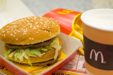 Rusya, Saint-Petersburg, 24 Aralık 2018: Hamburger Mcdonald's Restoran Fries, kahve odasının, Big Mac menüde Fastfood ve abur cubur kavramı
