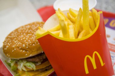 Rusya, Saint-Petersburg, 24 Aralık 2018: Hamburger Mcdonald's Restoran Fries, kahve odasının, Big Mac menüde Fastfood ve abur cubur kavramı