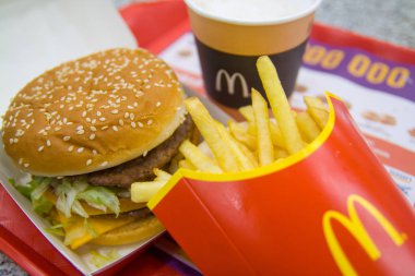Rusya, Saint-Petersburg, 24 Aralık 2018: Hamburger Mcdonald's Restoran Fries, kahve odasının, Big Mac menüde Fastfood ve abur cubur kavramı
