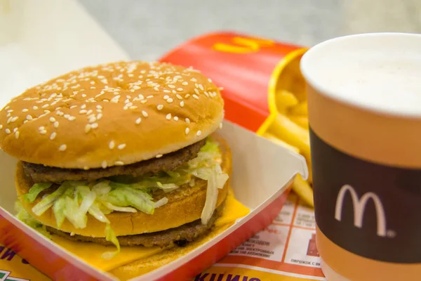 Rusya, Saint-Petersburg, 24 Aralık 2018: Hamburger Mcdonald's Restoran Fries, kahve odasının, Big Mac menüde Fastfood ve abur cubur kavramı