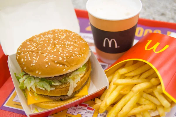Rusya, Saint-Petersburg, 24 Aralık 2018: Hamburger Mcdonald's Restoran Fries, kahve odasının, Big Mac menüde Fastfood ve abur cubur kavramı