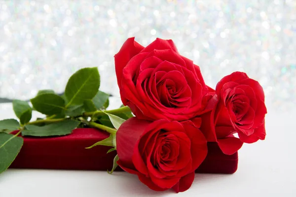 Drei Rote Rosen Und Schmuckschatulle Mit Bokhintergrund Kopierraum Valentinstag Und — Stockfoto