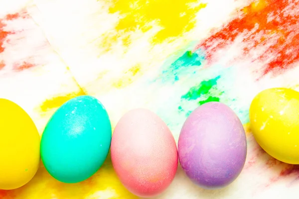 Красочные Пасхальные Яйца Обрамляют Границу Многоцветном Окрашенном Фоне Вид Сверху — стоковое фото